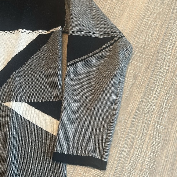 Geometric Sweater. - Picture 3 of 5